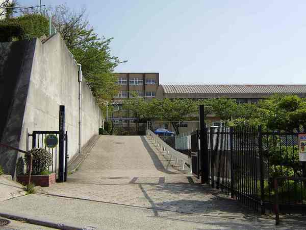 神戸市北区若葉台３丁目の中古一戸建て(神戸市立桜の宮中学校)