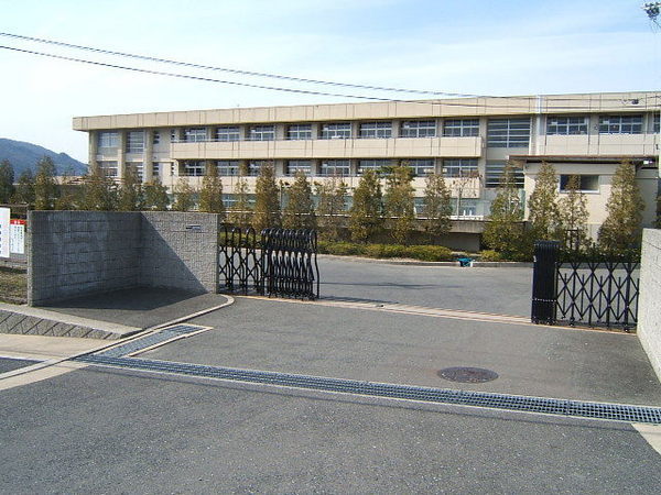 生駒市翠光台の土地(生駒市立大瀬中学校)