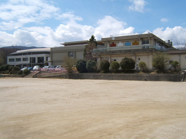 生駒市小明町の土地(生駒市立生駒台小学校)