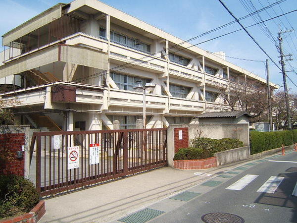 生駒市有里町の新築一戸建(生駒市立生駒南小学校)