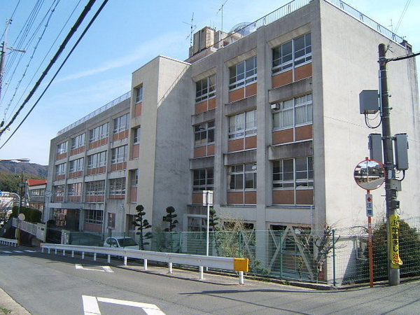 生駒市有里町の新築一戸建(生駒市立生駒南中学校)