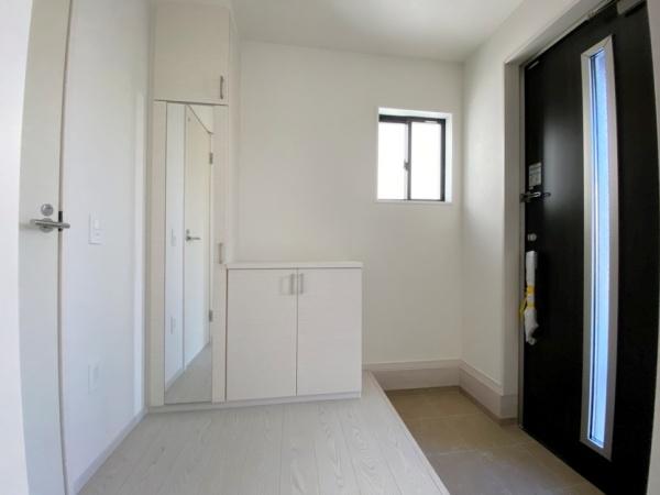 生駒市東生駒月見町の新築一戸建(玄関)