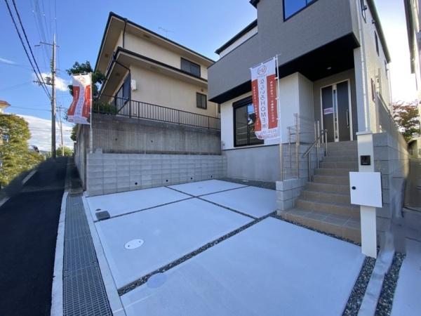 生駒市東生駒月見町の新築一戸建(駐車場)