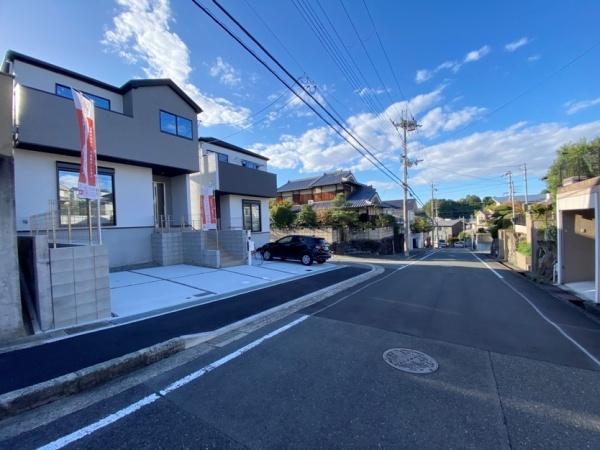 生駒市東生駒月見町の新築一戸建(前面道路含む現地写真)