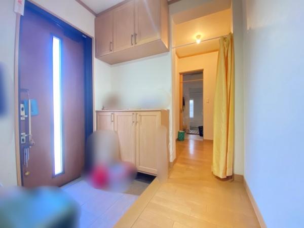 生駒市中菜畑2丁目の中古一戸建て(玄関)