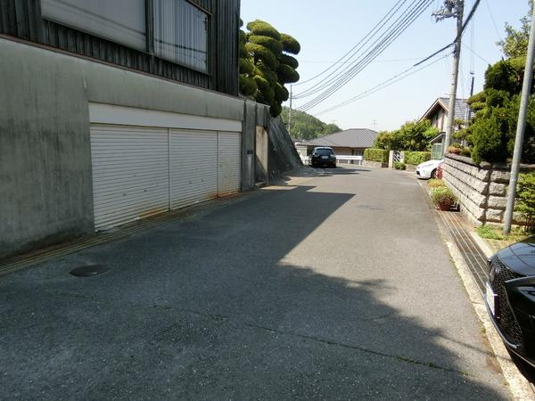 生駒市あすか野北2丁目の中古一戸建て(前面道路含む現地写真)