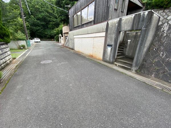 生駒市あすか野北2丁目の中古一戸建て(前面道路含む現地写真)