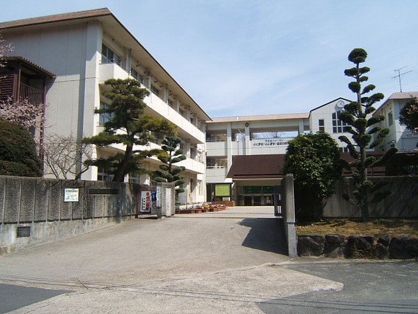 生駒市軽井沢町の土地(生駒市立緑ケ丘中学校)