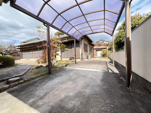 生駒市生駒台北の中古一戸建て(前面道路含む現地写真)