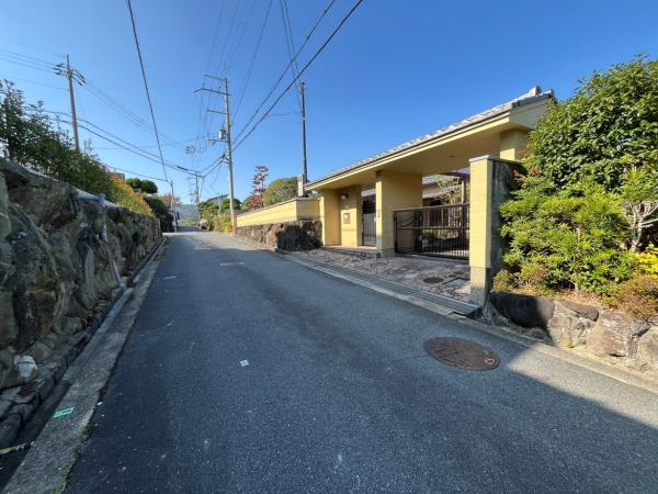 生駒市生駒台北の中古一戸建て(前面道路含む現地写真)