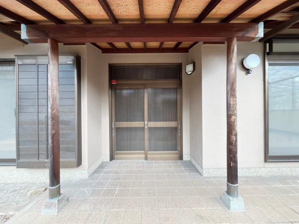 生駒市生駒台北の中古一戸建て(玄関)