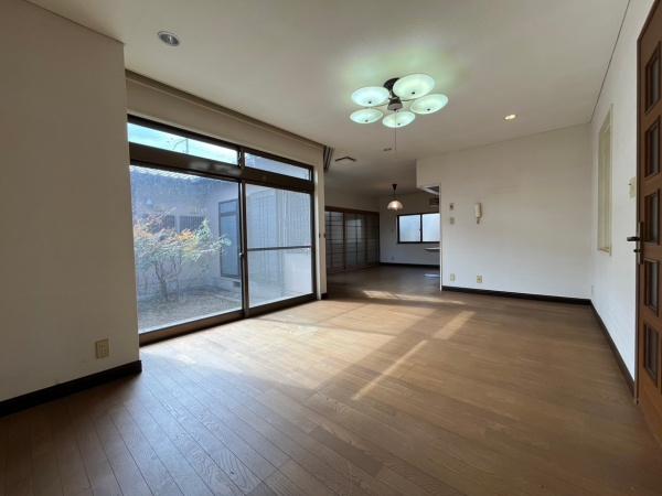 生駒市生駒台北の中古一戸建て(リビング)