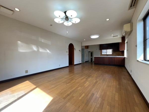 生駒市生駒台北の中古一戸建て(リビング)