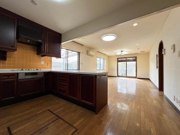 生駒市生駒台北の中古一戸建て(リビング)