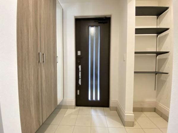 生駒市北大和4丁目の新築一戸建(玄関)