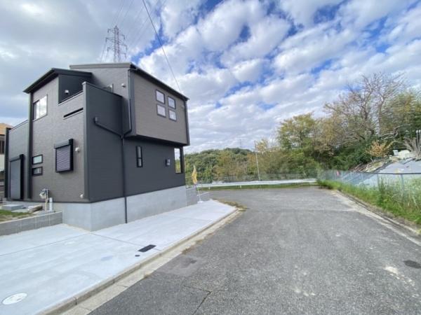 生駒市北大和4丁目の新築一戸建(前面道路含む現地写真)