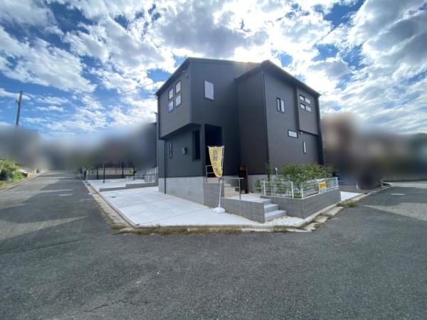 生駒市北大和4丁目の新築一戸建(前面道路含む現地写真)