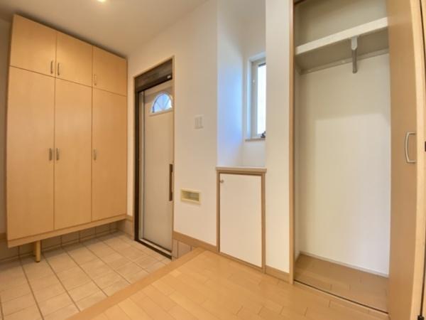 生駒市南山手台の中古一戸建て(玄関)