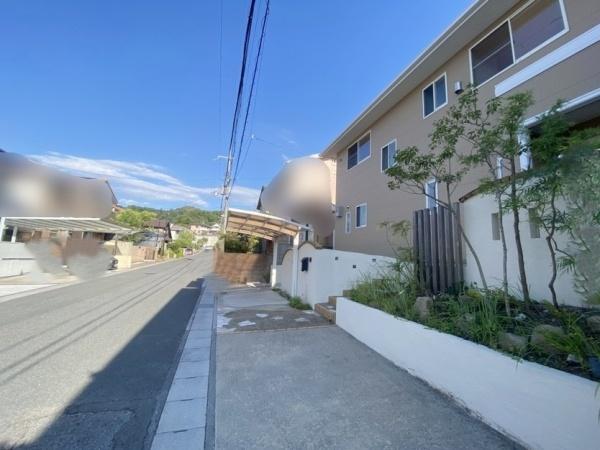 生駒市南山手台の中古一戸建て(前面道路含む現地写真)