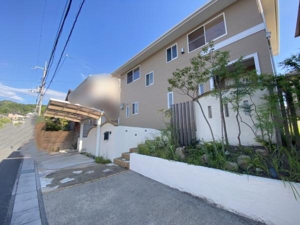 生駒市南山手台の中古一戸建て(前面道路含む現地写真)