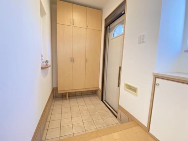 生駒市南山手台の中古一戸建て(玄関)