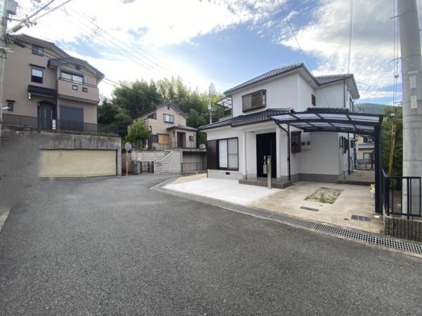 生駒市有里町の中古一戸建て(前面道路含む現地写真)