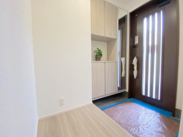 生駒市真弓4丁目の新築一戸建(玄関)