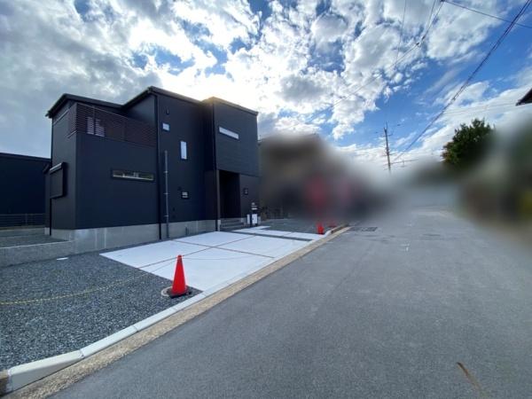 生駒市真弓4丁目の新築一戸建(前面道路含む現地写真)