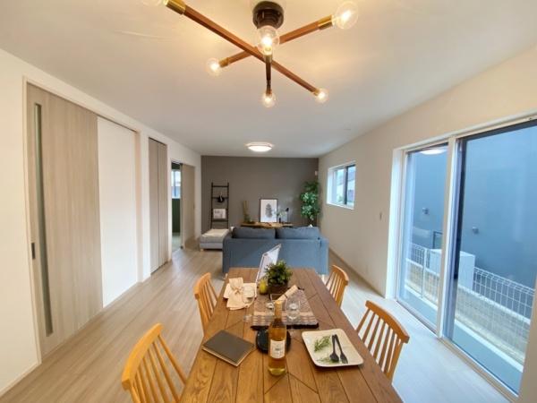 生駒市真弓4丁目の新築一戸建(リビング)