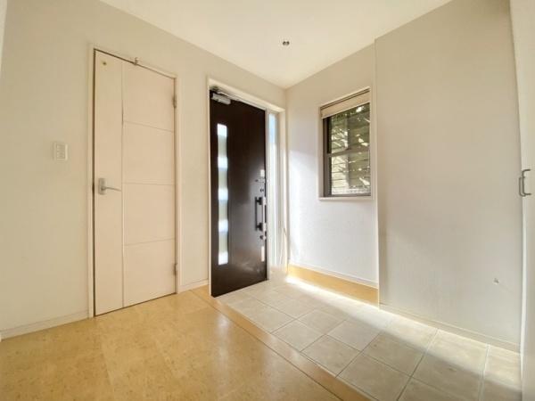 生駒市東菜畑2丁目の中古一戸建て(玄関)