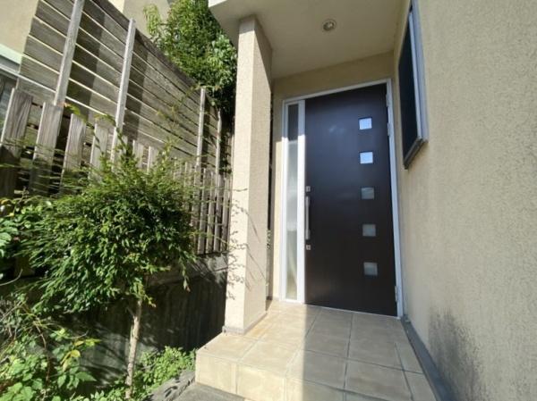 生駒市東菜畑2丁目の中古一戸建て(玄関)