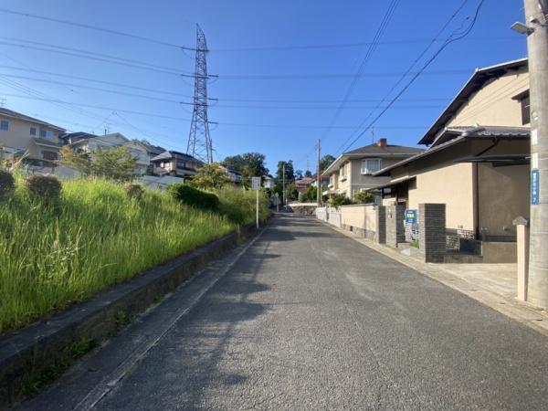 生駒市喜里が丘2丁目の中古一戸建て(前面道路含む現地写真)