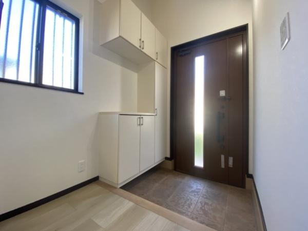 生駒市南山手台の中古一戸建て(玄関)