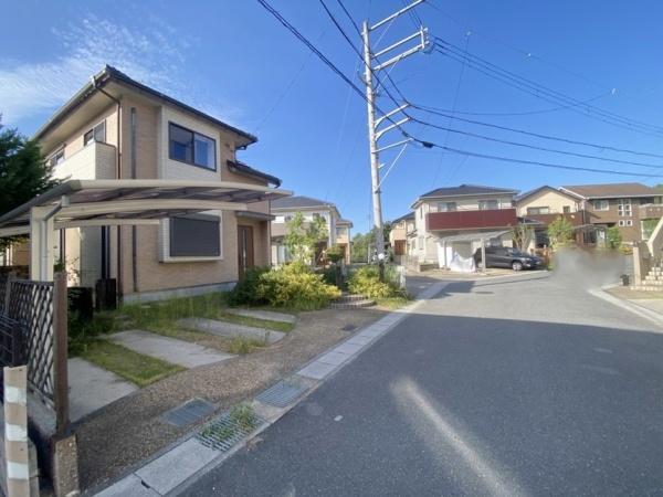 生駒市南山手台の中古一戸建て(前面道路含む現地写真)
