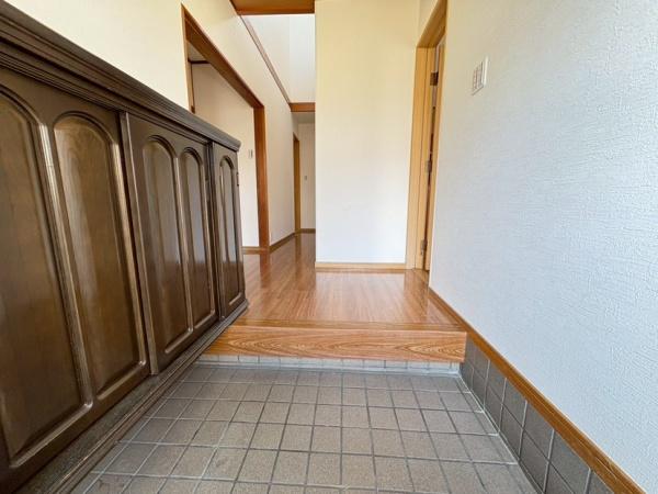 生駒市白庭台5丁目の中古一戸建て(玄関)