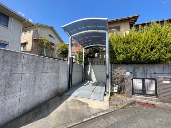 生駒市白庭台5丁目の中古一戸建て(駐車場)