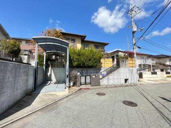 生駒市白庭台5丁目の中古一戸建て(前面道路含む現地写真)