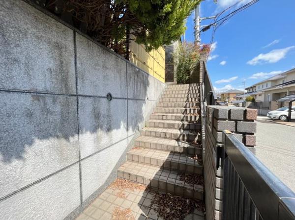 生駒市白庭台5丁目の中古一戸建て(玄関)