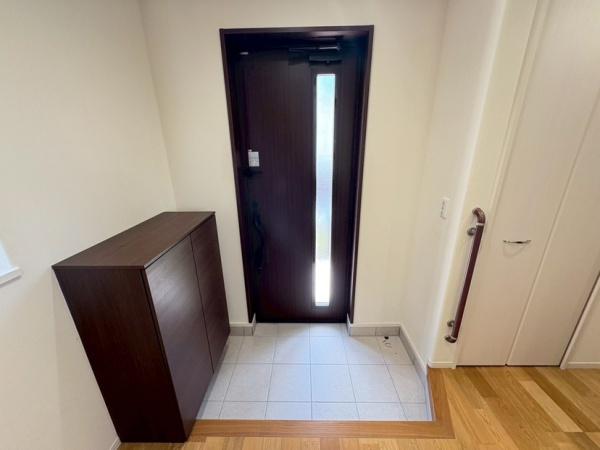 生駒市小明町の中古一戸建て(玄関)