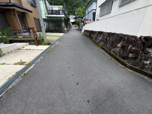 生駒市小明町の中古一戸建て(前面道路含む現地写真)