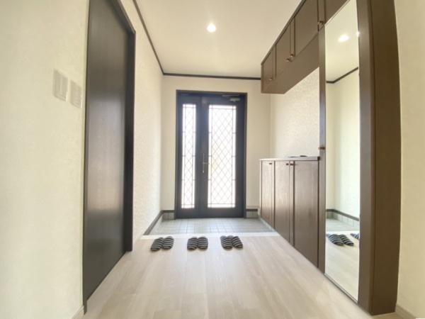 生駒市小明町の中古一戸建て(玄関)