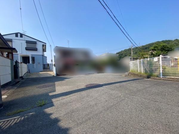 生駒市小明町の中古一戸建て(前面道路含む現地写真)