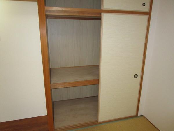 ロイヤルヒルズ富雄F棟(収納)