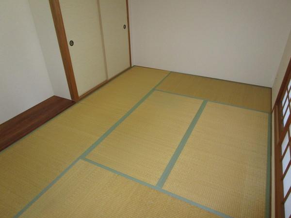 ロイヤルヒルズ富雄F棟(和室)