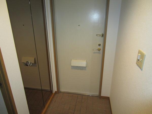 ロイヤルヒルズ富雄F棟(玄関)