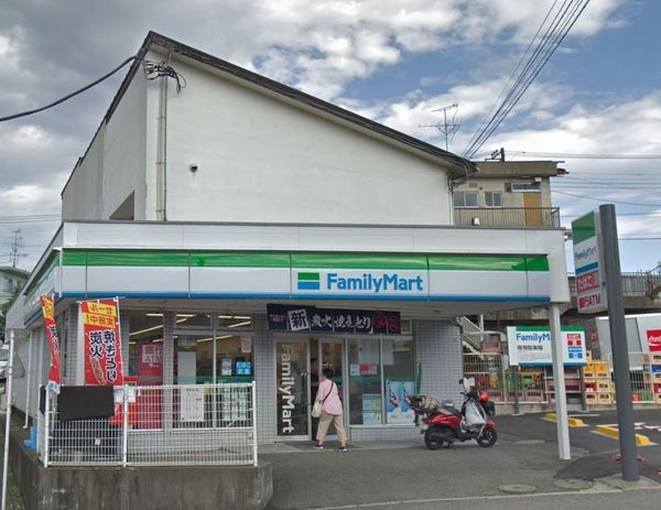 フローレンスパレス鴨居Ⅲ(ファミリーマート竹山団地店)