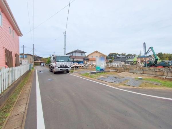 富里市御料全9棟 8号棟(前面道路含む現地写真)