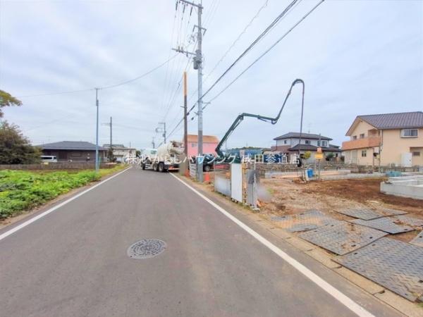 富里市御料全9棟 6号棟(前面道路含む現地写真)
