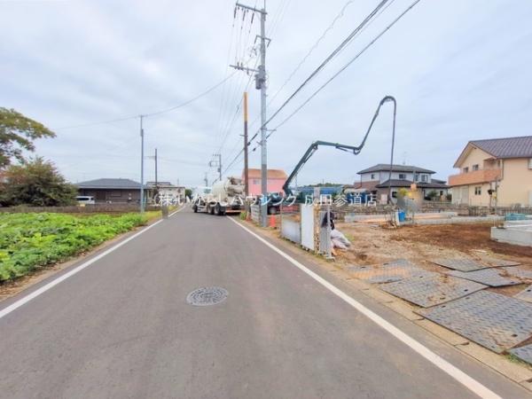 富里市御料全9棟 5号棟(前面道路含む現地写真)