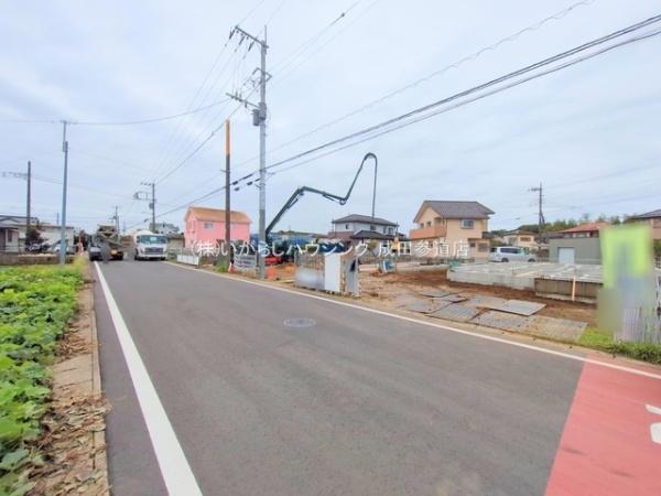 富里市御料全9棟 4号棟(前面道路含む現地写真)